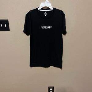 Hollister Scenic Print Tshirt in Black; Size XS
